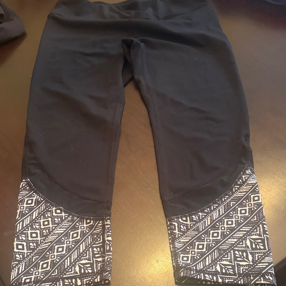 GAIAM Black Leggings with White Geometric Pattern